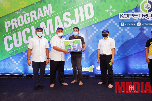 Kopetro jalin kerjasama bersama persatuan seniman malaysia dalam program gotong royong masjid